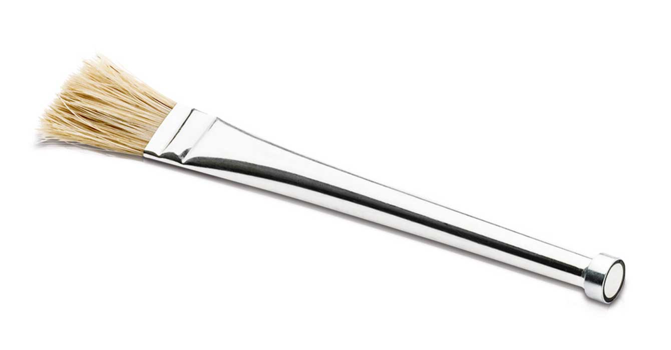Scheu-Dental Pellet Brush with Magnet, accessory for thermoforming materials, featuring a brush with a magnetic tip for easy handling.